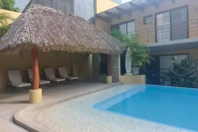 Image de Cozy condo with pool and palm shelter- 5 min from the beach!