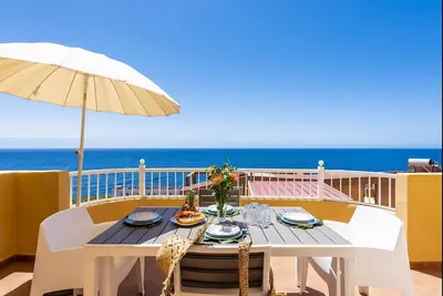 Image de Beachfront triplex with swimming pool & parking