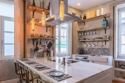 Image de Elegant 2br Duplex in City Center by LovelyStay