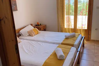 Image de Aegean Overlook Studios #2. Quiet rooms overlooking the Port.