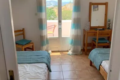 Image de Quiet 2nd story studio overlooking the bay.