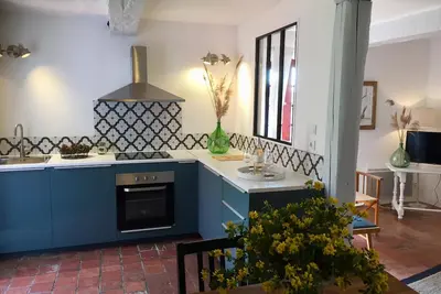 Image de Maison du Berger au Cœur d'un Vignoble Provençal