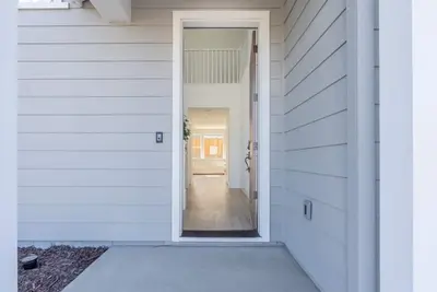 Image de 10 min walk to beach after work; bike to Monterey