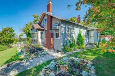 Image de Vintage 1920's Cottage in the heart of downtown Charlevoix! Walk to everything! !