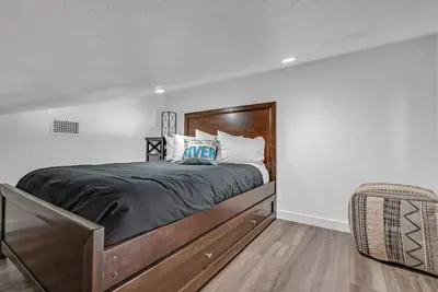 Image de Luxurious River Getaway Cabin/Central Location