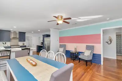 Image de Cozy Bungalow minutes to Beach & Strand