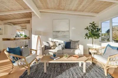 Image de Charming, light-filled home - walk to the beach!