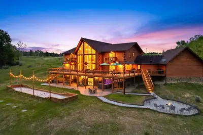 Image de Golden Acres Lodge - 40 acres, trails, theater, pond, bocce, hot tub, starlink