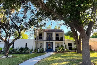 Image de Perfect & Private - 2 lg bedrooms, huge kitchen, hot-tub & more \"Summer Special\"