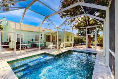 Image de Dog-friendly cottage with outdoor living - walk to beach & downtown