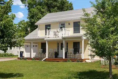 Lovely Bellaire home across from park with beach, walk to Shorts, spa, fun games
