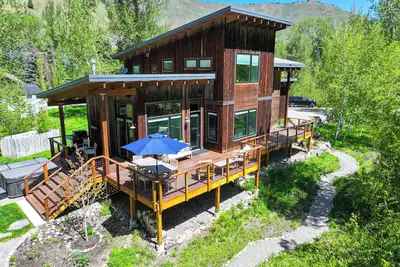 Mountain Modern Luxury Retreat with Hot Tub