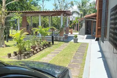 Image de House with large lawned yard, barbecue area. Ideal for children and pets.