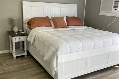 Image de Cozy Studio Apartment with Fireplace