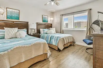 Image de Stunning & Spacious Waterfront, French Country Coastal Style, Complex Pool & Hot Tub!   