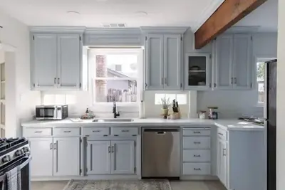 Image de New! Lenox Retreat- King Bed, Walk to downtown