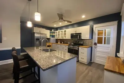 Image de Five bedroom 2. 5 Bath Main Line charmer with hot tub in Narberth.