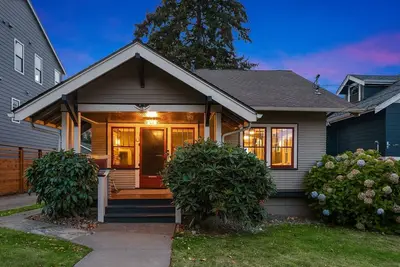 Image de Craftsman Charm & Stunning Views: Your Queen Anne Remodeled Getaway