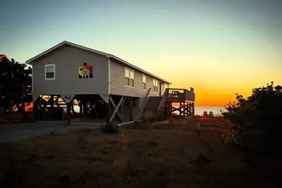 Image de Charming Obx soundfront beach box with hot tub, game room, and stunning sunsets!