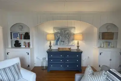 Image de Newly renovated cottage in a private beach community.