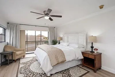 Image de Stunning 2 Bedroom Condo---- 5 Minutes from the Beach!