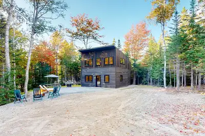 Image de Contemporary home with woodstove, firepit, 2 kitchens & fast WiFi- walk to beach