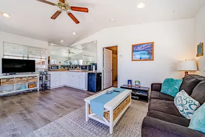 Image de Enchanting home with full kitchen, balcony, fireplace, & washer/dryer