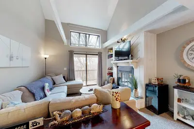 Image de Two Okemo condos - ski-in\/ski-out - pool, fast WiFi, washer\/dryer