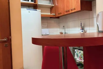 Image de Appartement près du métro Santa Ana, au 5e étage, avec 1 chambre et 1 salle de bain.