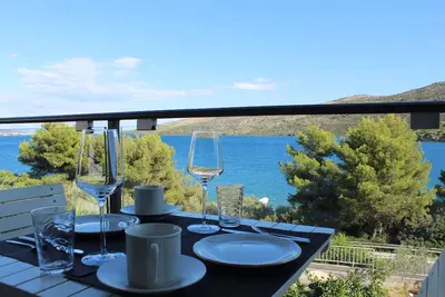 Image de Appartement d'une chambre avec la terrasse et la vue sur le mer Poljica, Trogir (A-11934-a)