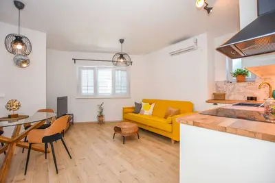 Image de Appartement de deux chambres avec la terrasse et la vue sur le mer Mandre, Pag (A-18839-b)