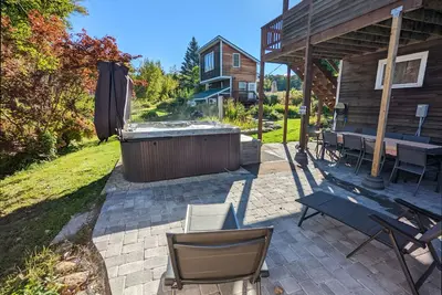 Image de Serene estate with cottages, kitchens, pool, hot tub, fire tables, & views