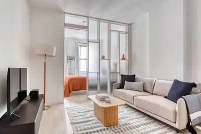 Image de Renovated SoHo 1br w/ W/D, nr Nolita, by Blueground