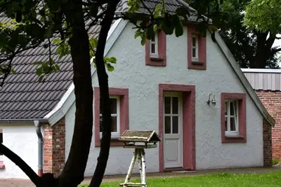Image de Feel-good oasis right by the sea with a beautiful garden and mature trees
