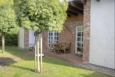 Image de Feel-good oasis right by the sea with a beautiful garden and mature trees