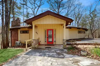 Image de Two-story, dog-friendly home with two kitchens, central Ac, & gas fireplaces