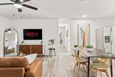 Image de Modern & Comfy ~ 15mins to Downtown ~ Queen Beds!