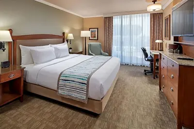 Always a Great Idea To Unwind! Beach Access, Heated Pool, Private Parking!