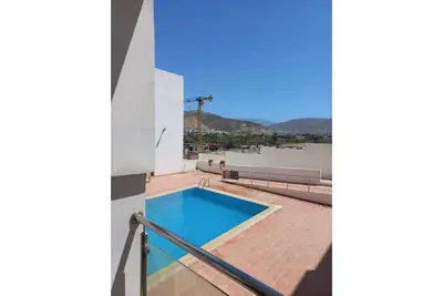 Image de amoureux de plage et surf