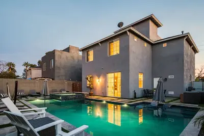 Image de Chic Oasis w/ Rooftop Patio, Sunrise/Sunset Views
