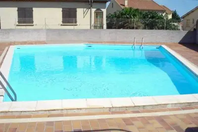 Image de Charmant T2 en Centre-ville avec Piscine, Terrasse et Parking, à 500m de la Plage!