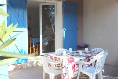 Image de Maison cosy avec terrasse, 2 chambres, piscine partagée, proche plage et commerces, Gruissan