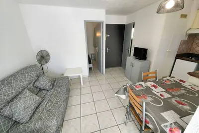 Image de Charmant T2 en Pinède avec parking, véranda et terrasse, à 900m de la plage, idéal pour 4 personnes