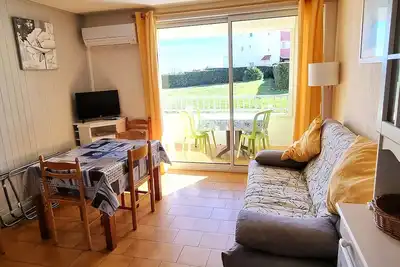 Image de Charmant T2 Cabine Climatisé, Piscine, Parking, à 30m de la Mer, pour 5 Pers, Terrasse Orientée Sud