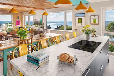 Image de Sunset Beach House, Porthleven, with panoramic sea views. Comfortably sleeps 10