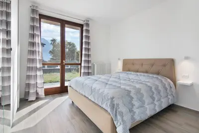 Image de Appartement \"Orange Corner - Gravedona\" avec vue sur les montagnes, terrasse et Wi-Fi.