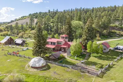 Image de Historic Renovated Home on 300 Acre Ranch  - Hot Tub/Pool Table/Trails