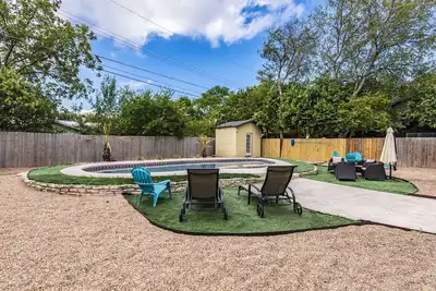 Image de Downtown⛪Mini Golf⛳Heated Pool🚣‍♀️Spa🍖Bbq👩‍👩‍👧‍👧4br🌝9Beds🏓Pong