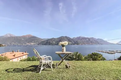 Image de Pink House, charming garden with lake view