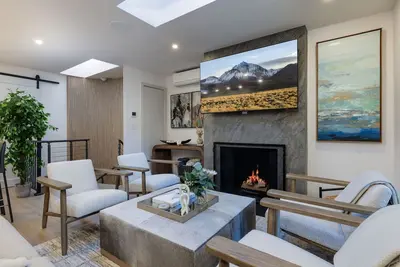 Image de New Stunning 3br, 3ba Steps from Gondola with Ac!